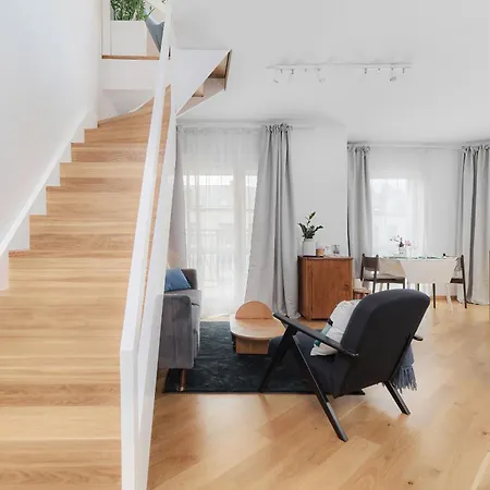 Two Level 2waters By Renters Apartment