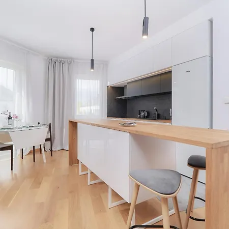 Two Level 2waters By Renters Apartment